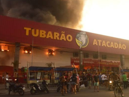 Moradores saqueiam atacadão em meio a incêndio em Duque de Caxias, no Rio