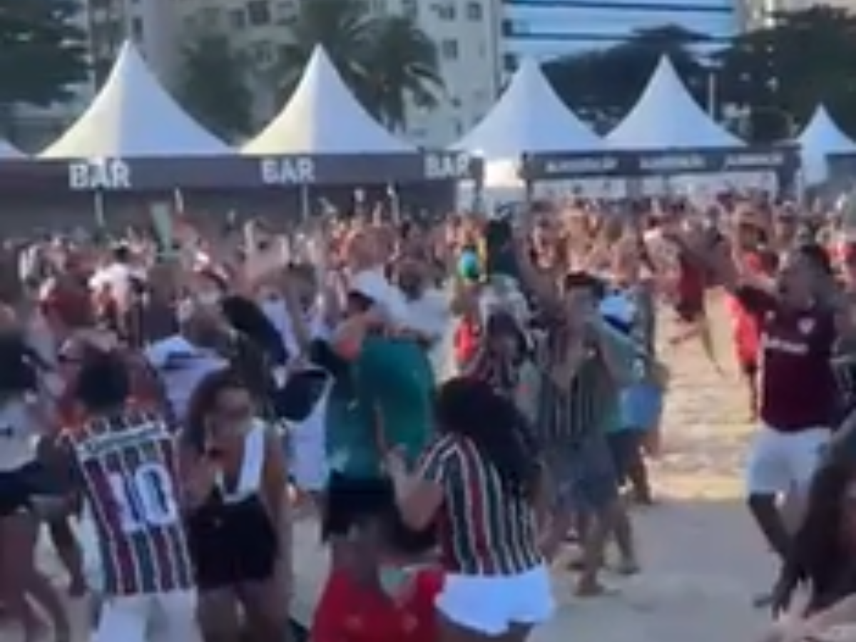 Torcedores comemoram em Copacabana o gol de Cano sobre a Inter de Milão/Reprodução/TNT Sports