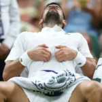 Djokovic sente mal-estar, toma remédio em quadra e garante estreia com vitória em Wimbledon