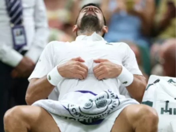 Djokovic sente mal-estar, toma remédio em quadra e garante estreia com vitória em Wimbledon