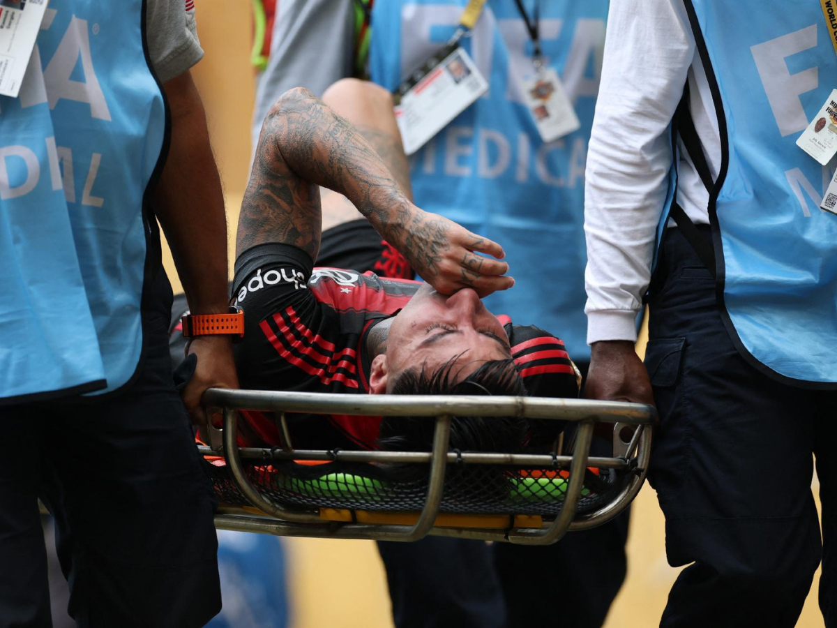 Pulgar sai lesionado do jogo contra o Bayer nas oitavas de final contra o Bayer/Reprodução/CazéTV