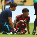 Fratura reincidente força cirurgia em Pulgar, que vira baixa no Flamengo