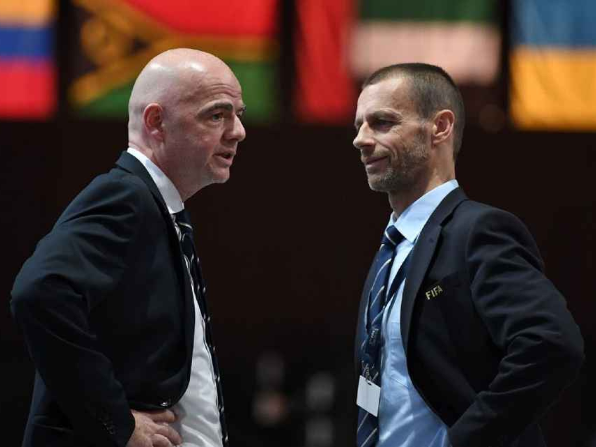 O presidente da FIFA, Gianni Infantino, à esquerda, e o presidente da UEFA, Aleksander Ceferin, à direita, em um Congresso da FIFA no Bahrein em 2017/Reprodução/FIFA