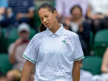 Brinco preso na camisa atrapalha tenista em Wimbledon e marca eliminação inusitada