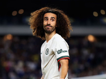 Cabelo na régua, clima tenso: Cucurella passa por barbeiro brasileiro antes de semifinal