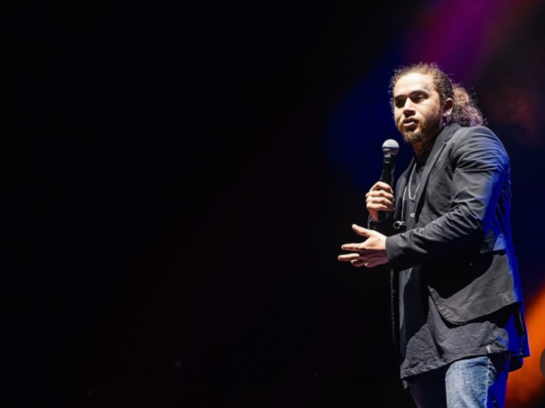 Whindersson vibra com show lotado em Manaus e recebe apoio de amigos famosos