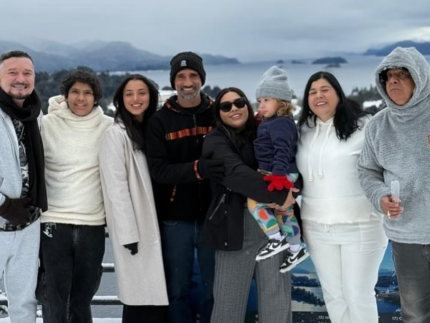 Zeca Pagodinho realiza sonho dos netos de conhecer a neve durante viagem em família