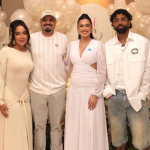 Voltaram? Gabigol faz chá revelação para amigo em sua mansão e posa com Rafaella