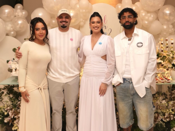 Voltaram? Gabigol faz chá revelação para amigo em sua mansão e posa com Rafaella