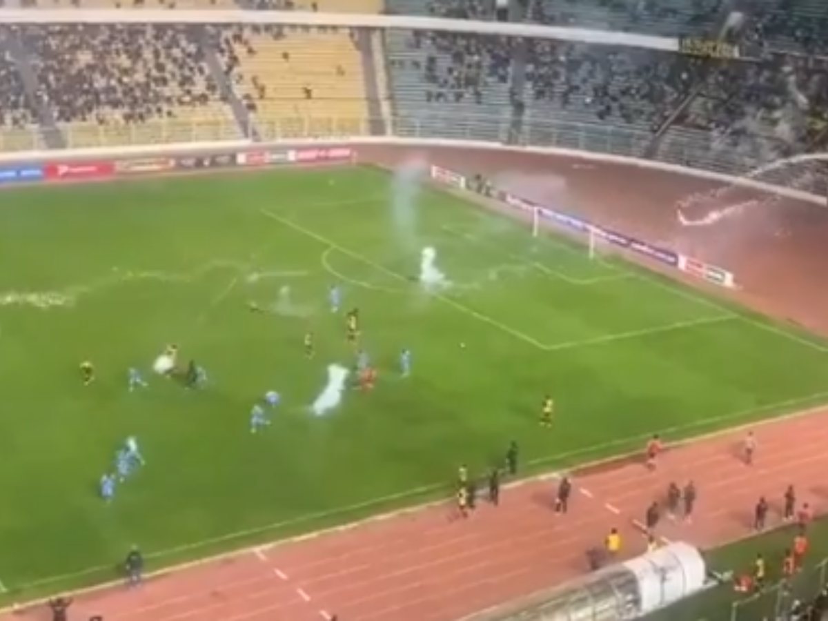 Torcedores do The Strongest atiram fogos de artifício durante jogo do Campeonato Boliviano/Reprodução