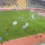 Jogador é ferido por fogos lançados pela própria torcida em jogo na Bolívia