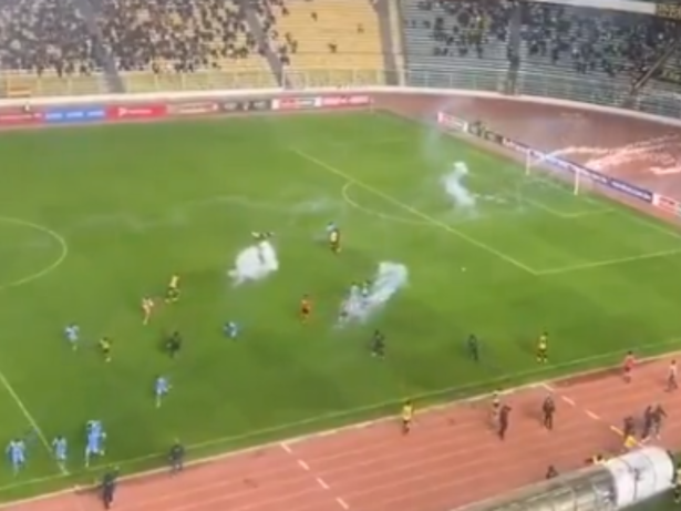 Jogador é ferido por fogos lançados pela própria torcida em jogo na Bolívia