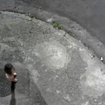Mulher abandona filha de 3 anos em casa para ir a baile funk