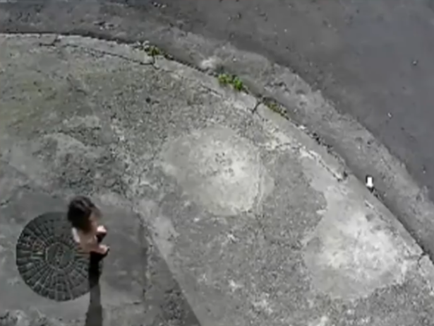 Mulher abandona filha de 3 anos em casa para ir a baile funk