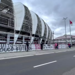 Torcida do Inter protesta no Beira-Rio e pressiona por mudanças após eliminação