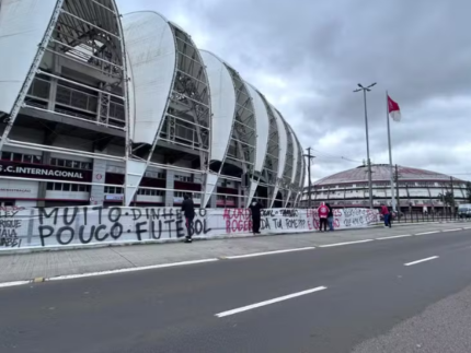 Torcida do Inter protesta no Beira-Rio e pressiona por mudanças após eliminação