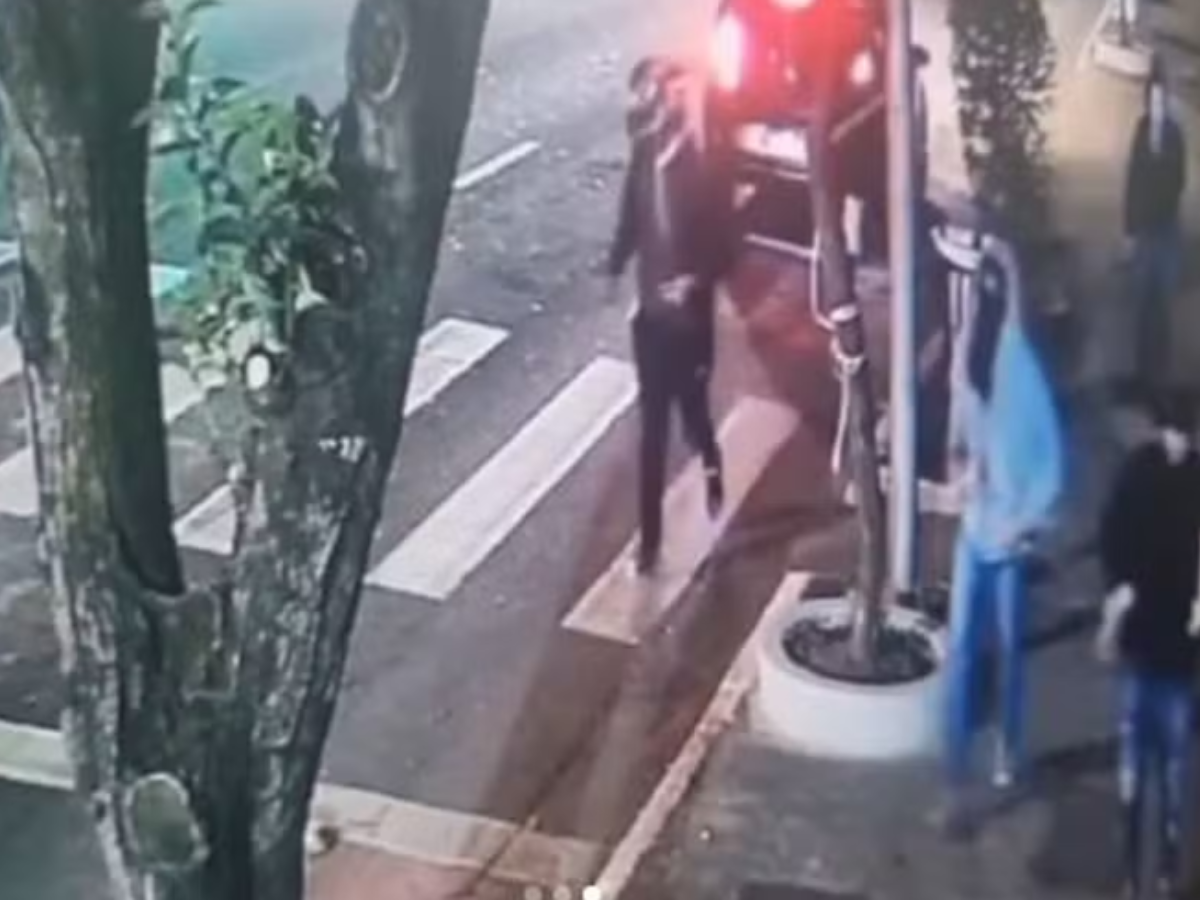 Câmera filmou parte dos vândalo, que estacionou carro e foi atacar CT do Palmeiras/Reprodução/Instagram Câmera filmou parte dos vândalo, que estacionou carro e foi atacar CT do Palmeiras/Reprodução/Instagram