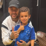 Após drible viral, Neymar posa com filho de Fabricio Bruno e elogia o atleta: “Craque”