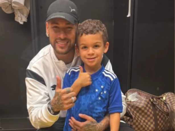 Após drible viral, Neymar posa com filho de Fabricio Bruno e elogia o atleta: “Craque”