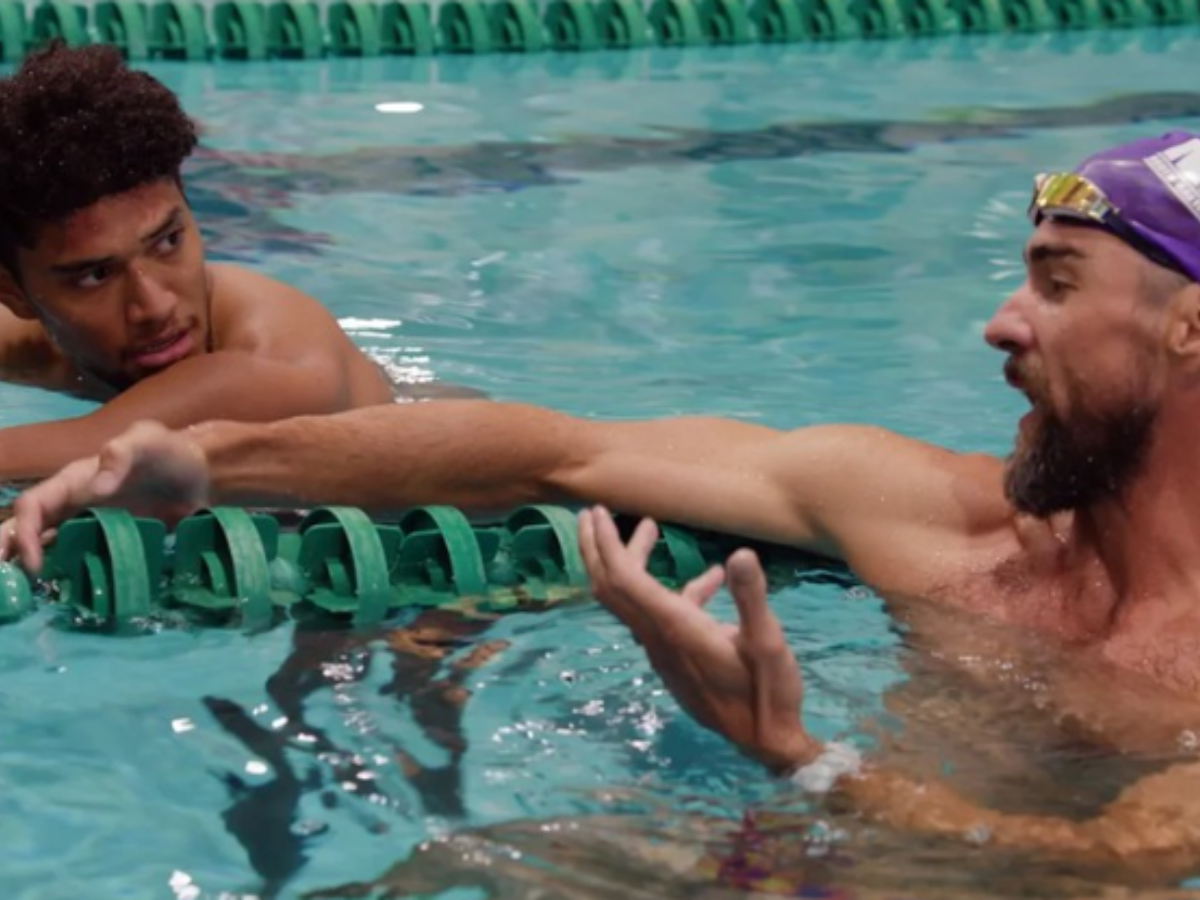 Kyle Hamilton e Michael Phelps, o nadador deu aulas de natação para atletas da franquia da NFL Baltimore Ravens/Reprodução/Dvulgação/Baltimore Ravens
