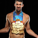 Lenda olímpica, Phelps ensina time da NFL a nadar e é derrotado por jogador em corrida