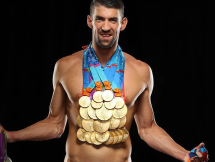 Lenda olímpica, Phelps ensina time da NFL a nadar e é derrotado em corrida por jogador
