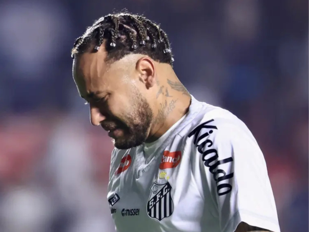 “Toda vez isso”: Neymar exibe ferimento no joelho e protesta contra o VAR