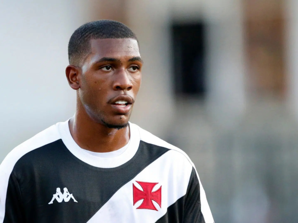 Rayan aceita proposta da Premier League e espera aval do Vasco para fechar negociação