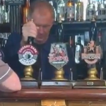 De passes a copos: Ex-astro do United vira atração como barman em pub de Manchester