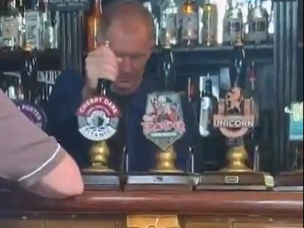 De passes a copos: Ex-astro do United vira atração como barman em pub de Manchester