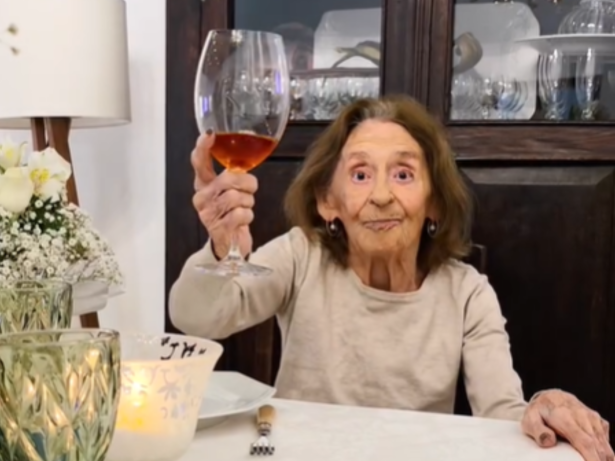 “Um brinde à vida”: Laura Cardoso celebra 98 anos com homenagens de fãs e famosos