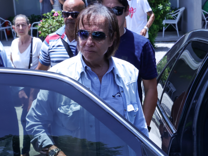 Roberto Carlos se despede da irmã Norma Braga em velório no Rio