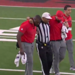 Fora de forma ou acaso? Juiz da NFL deixa o campo após se lesionar correndo atrás do lance