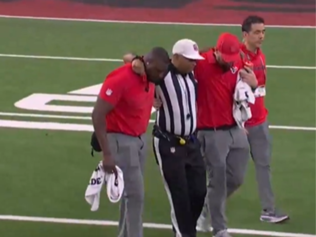 Fora de forma ou acaso? Juiz da NFL deixa o campo após se lesionar correndo atrás do lance