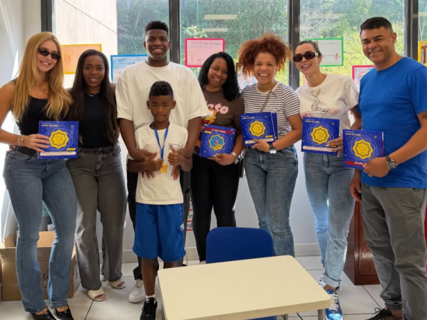 Virginia prestigia irmão de Vini Jr. em atividade da escola ao lado da família do craque