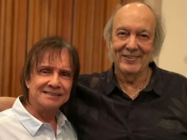 Roberto Carlos adapta letra de “Amigo” ao homenagear Erasmo Carlos no especial da Globo