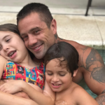 Após disputa judicial, Rafael Cardoso reaparece com os filhos e reflete sobre recomeços