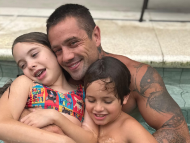 Após disputa judicial, Rafael Cardoso reaparece com os filhos e reflete sobre recomeços