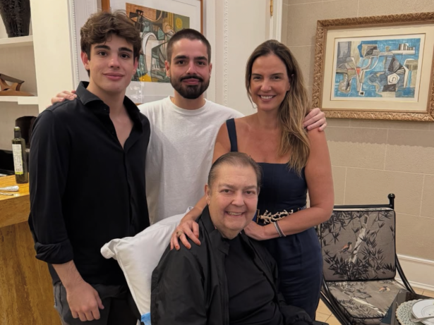 João Silva celebra aniversário em família e compartilha registro ao lado de Faustão