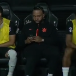 Memphis leva chamada de comissão técnica após usar o celular no banco do Corinthians
