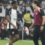Corinthians reage à expulsão no clássico e pune André por gesto em campo
