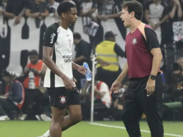 Corinthians reage à expulsão no clássico e pune André por gesto em campo