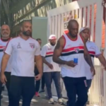 Torcida do São Paulo entra no CT, cobra diretoria e pede saída de dirigente