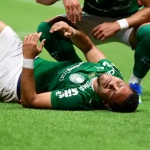 De volta e fora de novo: Vitor Roque sente tornozelo e vira preocupação no Palmeiras