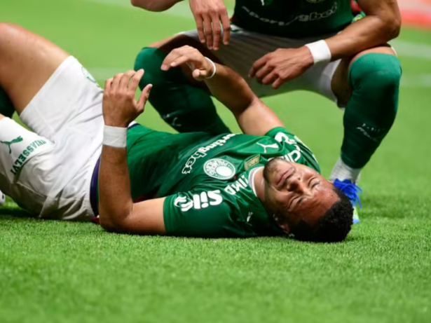 De volta e fora de novo: Vitor Roque sente tornozelo e vira preocupação no Palmeiras