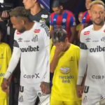 Criança chora de emoção ao entrar com Neymar antes de San Lorenzo x Santos