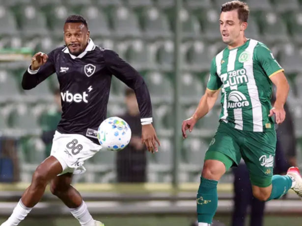 Menos de um ano após vencer o PSG, Botafogo cai para a Chapecoense e escancara crise