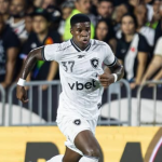 Técnico do Panamá bate boca com repórter por corte de joia do Botafogo em convocação para Copa