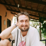 Ex-ator da Globo muda radicalmente de vida e passa a morar em ônibus em Goiás