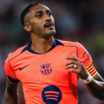 Histórico! Raphinha se torna primeiro brasileiro a ser capitão principal do Barcelona